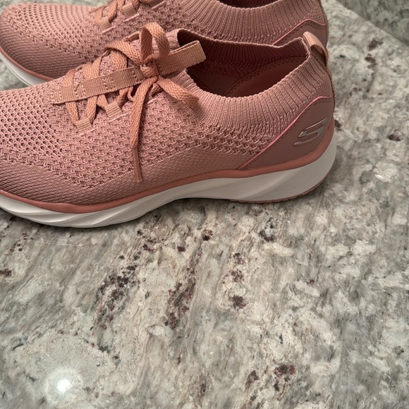 Skechers memory foam in a 6.5. Used only once. No odors. Does not come with box. - Picture 5 of 10